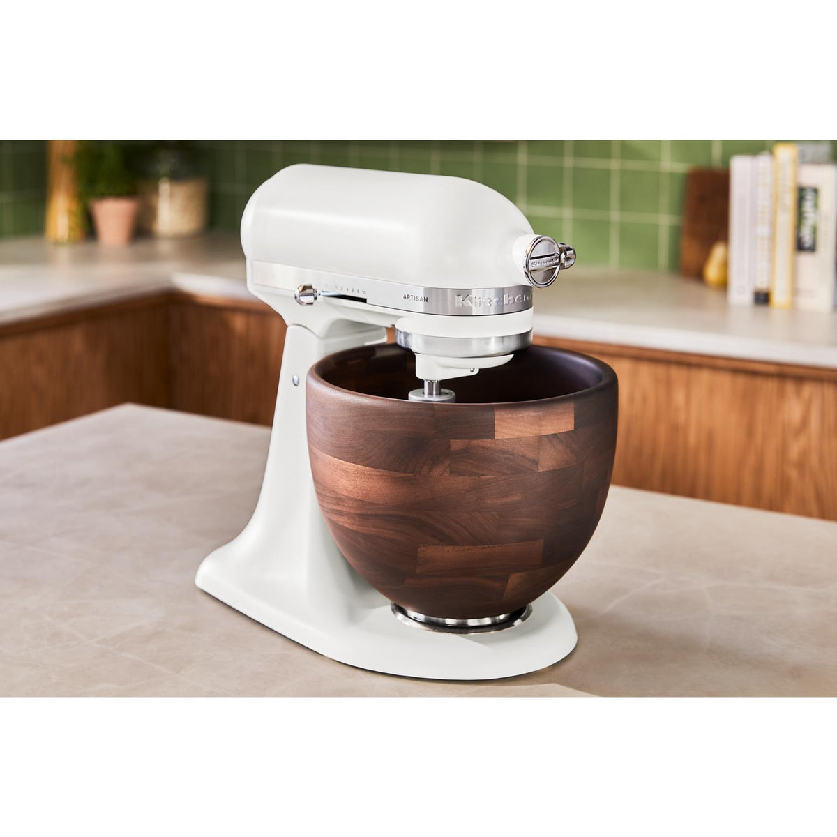 Batteur sur socle à tête inclinable de la série Artisan KitchenAid de 5 pintes avec bol en bois de noyer - Kitchenaid - Batteur sur socle - - La Guilde Culinaire