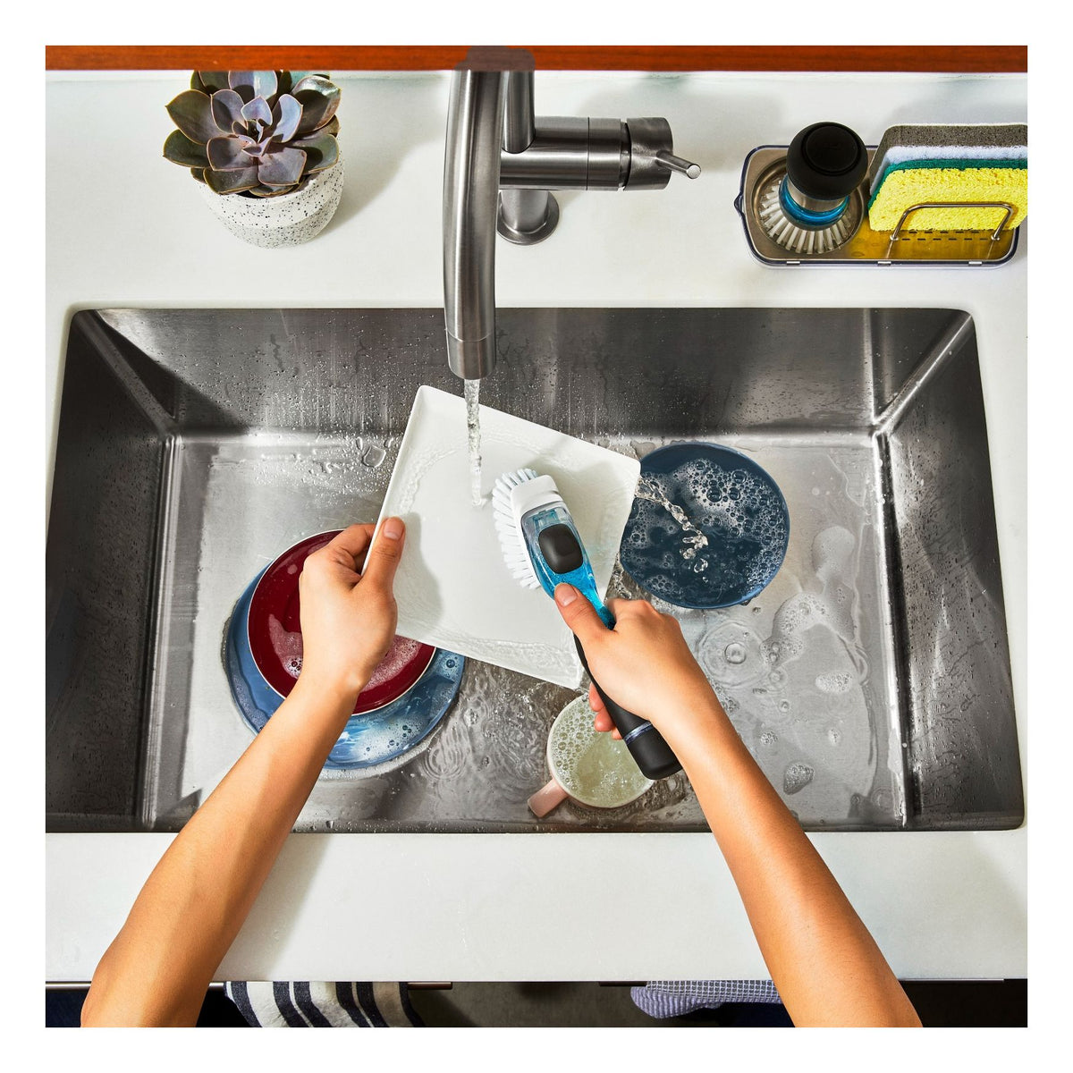 Brosse à vaisselle distributrice de savon    - OXO - Brosse de nettoyage -  - La Guilde Culinaire