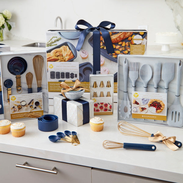 Tasses à mesurer bleu marine et or avec anneau à clipser, 4 pièces    - Wilton - Tasse & Cuillère à mesurer -  - La Guilde Culinaire