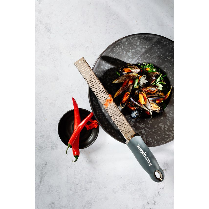 Zesteur-Râpe - Série Premium Classic (Bleu Denim), Microplane    - Microplane - Râpe et zesteur -  - La Guilde Culinaire