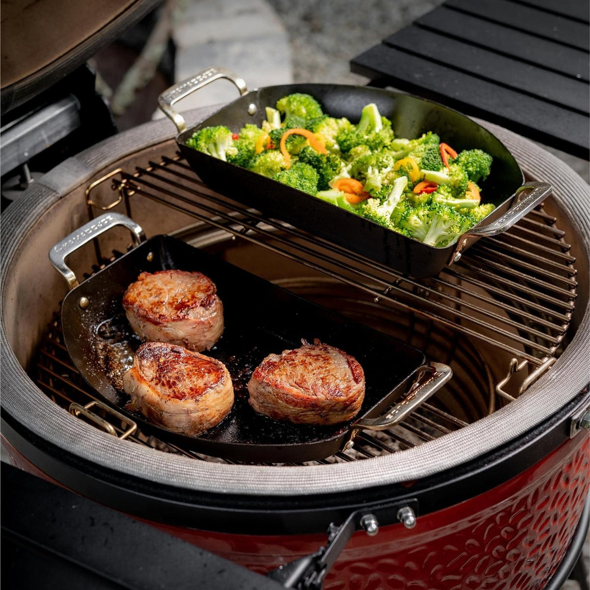 Ensemble de poêles en demi-lune Karbon Steel - KamadoJoe    - Kamado Joe - Poêle perforée -  - La Guilde Culinaire
