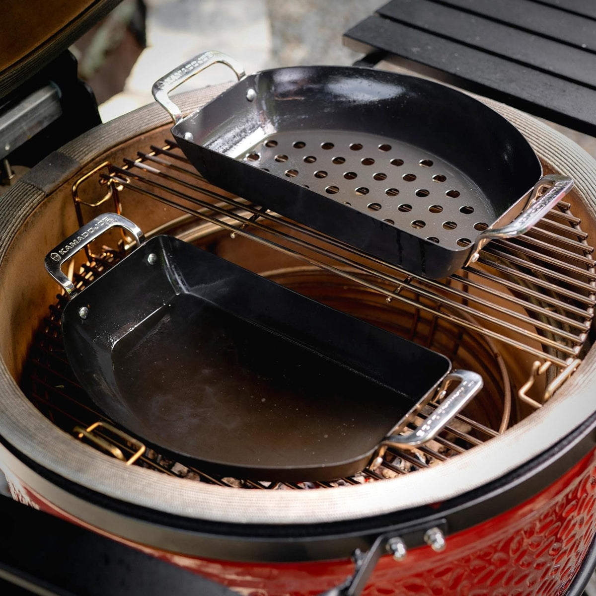 Ensemble de poêles en demi-lune Karbon Steel - KamadoJoe    - Kamado Joe - Poêle perforée -  - La Guilde Culinaire