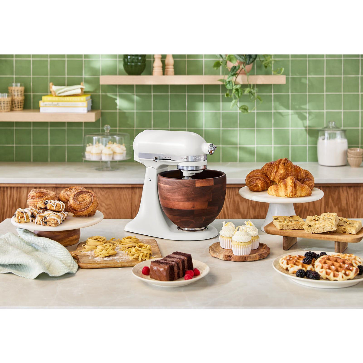 Batteur sur socle à tête inclinable de la série Artisan KitchenAid de 5 pintes avec bol en bois de noyer - Kitchenaid - Batteur sur socle - - La Guilde Culinaire