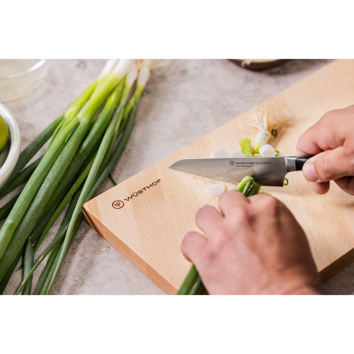Couteau utilitaire asiatique classique 12 cm / 4 1/2 pouces - Classic - Wüsthof - Couteau de Chef - - La Guilde Culinaire