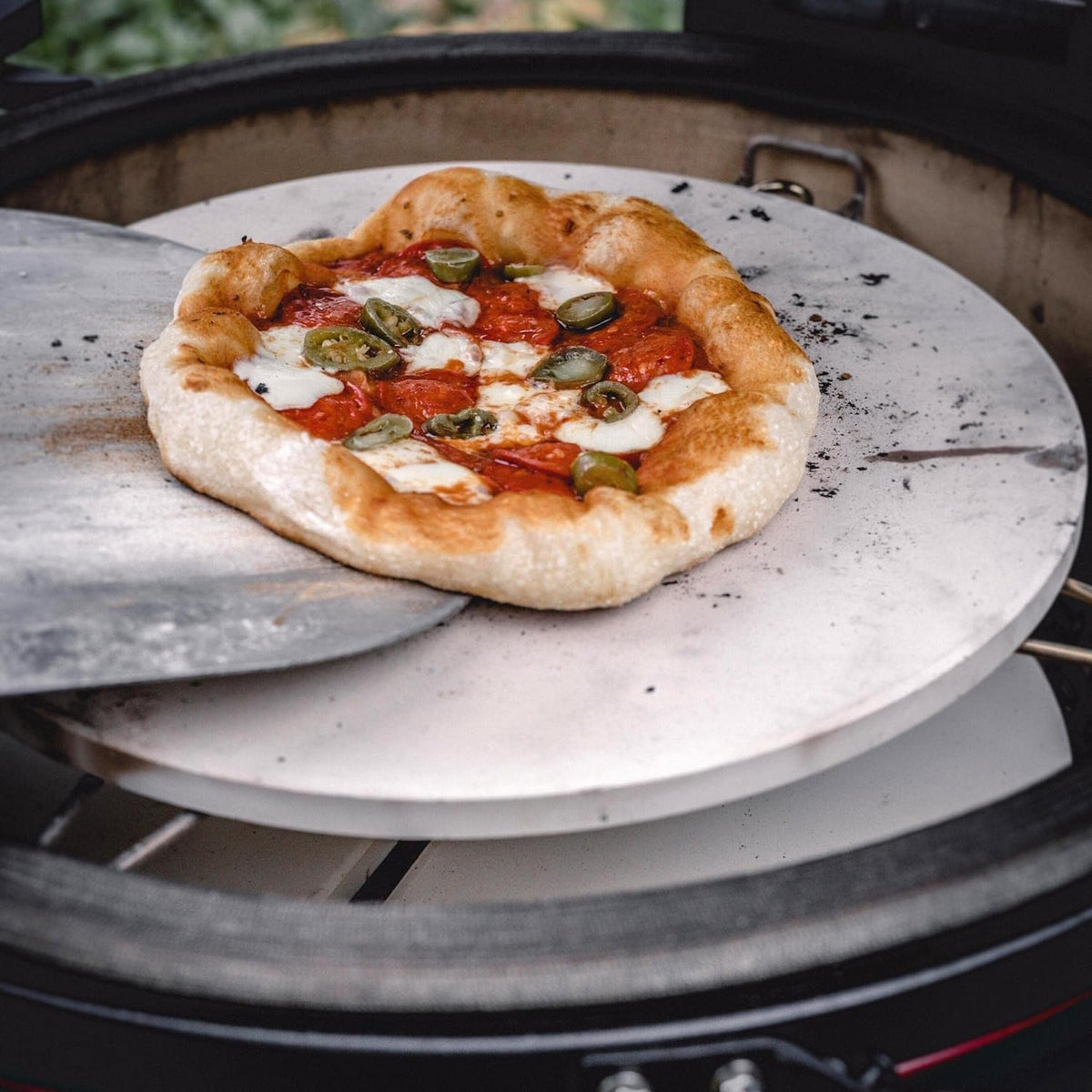 Plaque à pizza en céramique - KamadoJoe    - Kamado Joe - Plaque à pizza -  - La Guilde Culinaire