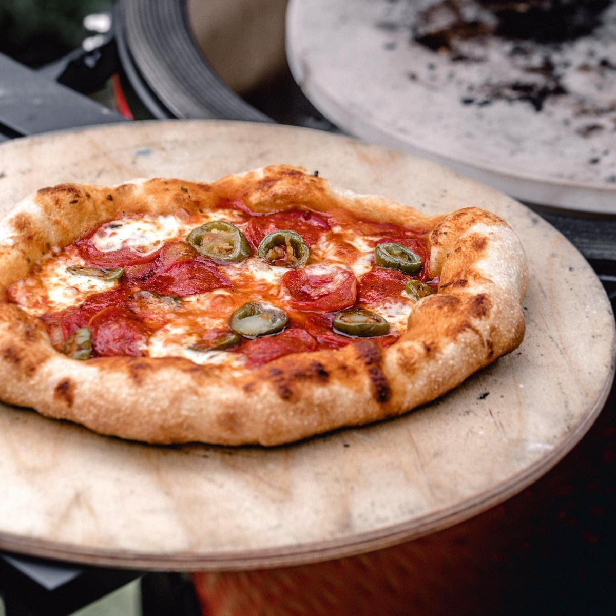 Plaque à pizza en céramique - KamadoJoe    - Kamado Joe - Plaque à pizza -  - La Guilde Culinaire