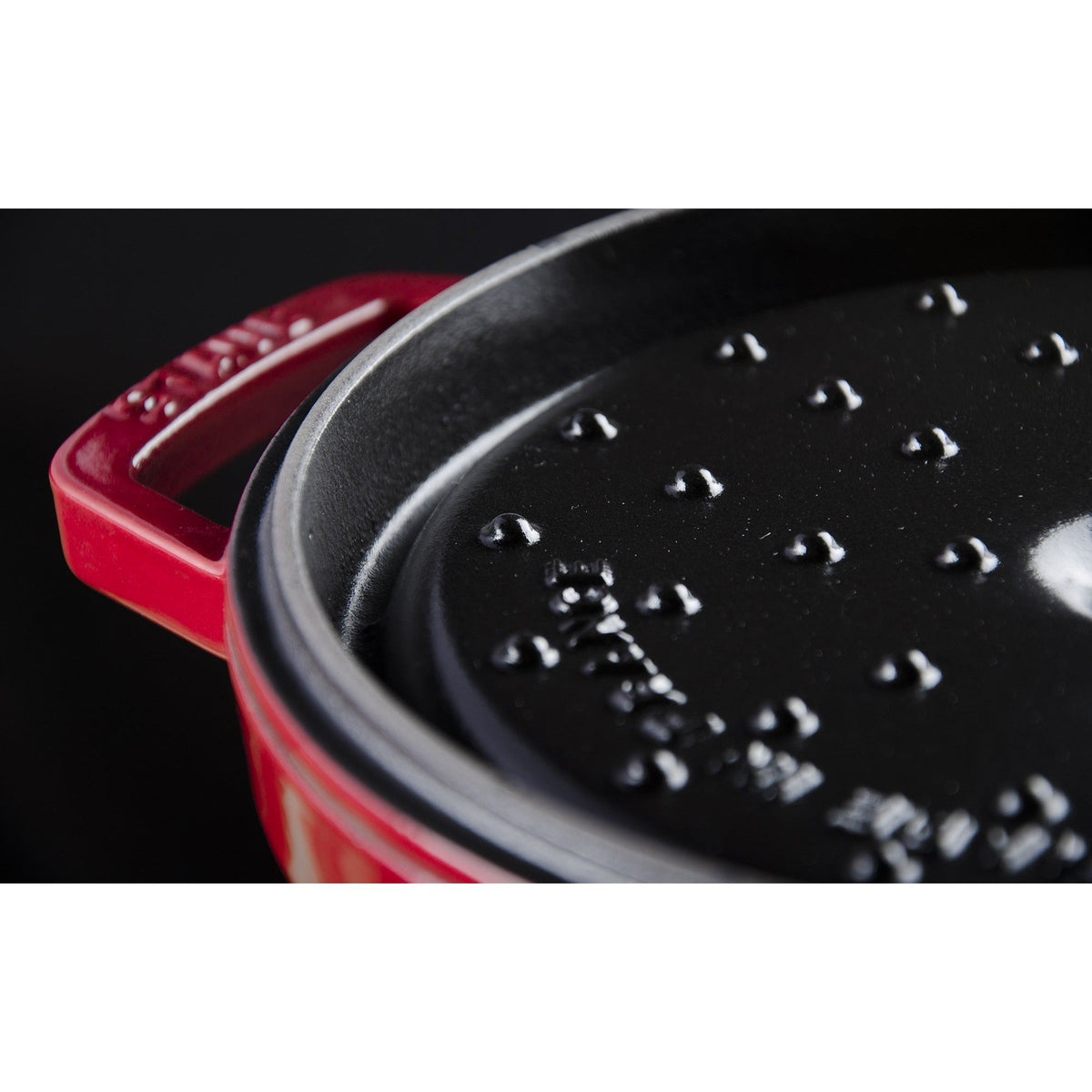 Cocotte ovale fonte et émail Rouge Cerise 37cm 8L    - Staub - Cocotte -  - La Guilde Culinaire