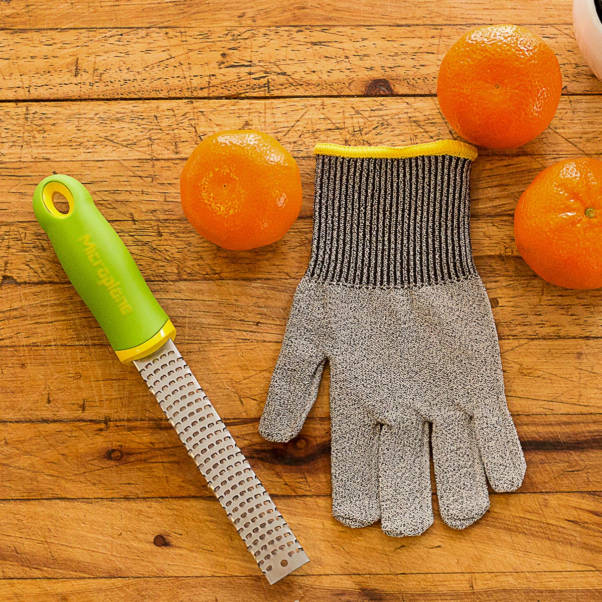 Zesteur / Râpe + gant pour Enfant    - Microplane - Râpe et zesteur -  - La Guilde Culinaire